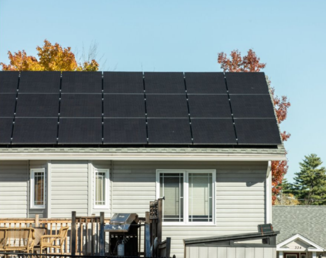 maison avec panneaux solaires sur le toit